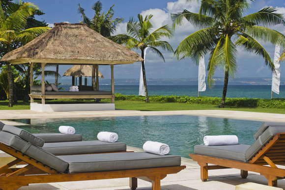Luxusvilla mit full service und Pool am Strand auf Bali
