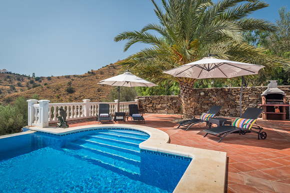 Ferienvilla mit freiem Meerblick und Pool in Andalusien